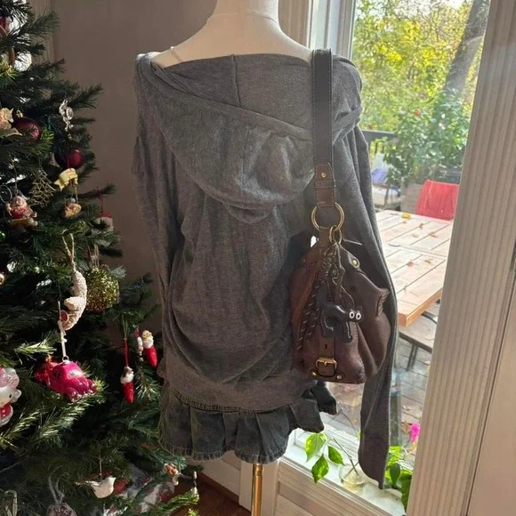 Soft gray zip-up hoodie with subtle graphic detail ⋆ Off-shoulder / slouchy - Picture 5 of 6